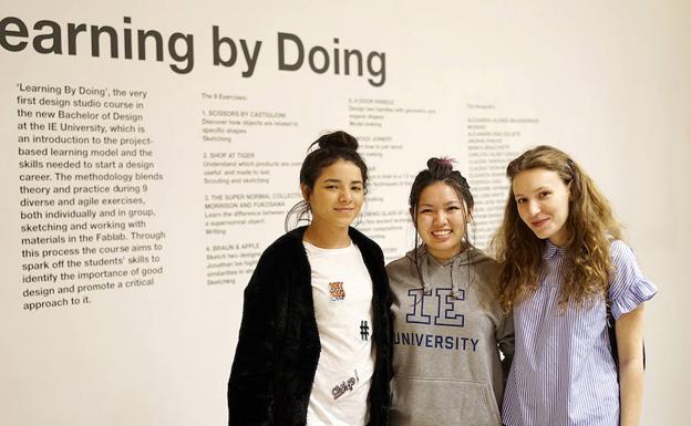 Tres de las alumnas posan junto al cartel de la exposición. /El Norte