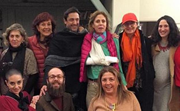 La diseñadora con el brazo en cabestrillo junto a Rafael Amargo y un grupo de amigos.
