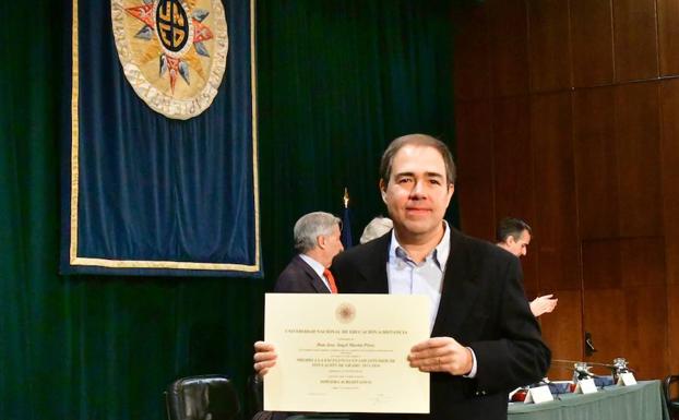 José Ángel Martín, con el premio. /El Norte