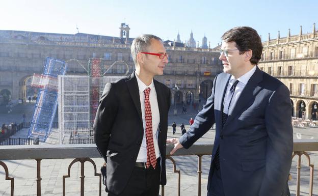 Rivero y Mañueco conversan en el balcón del Ayuntamiento./MANUEL LAYA