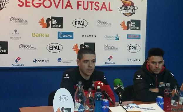 Diego Gacimartín y Juanfran atienden a los medios./Prensa Segovia Futsal