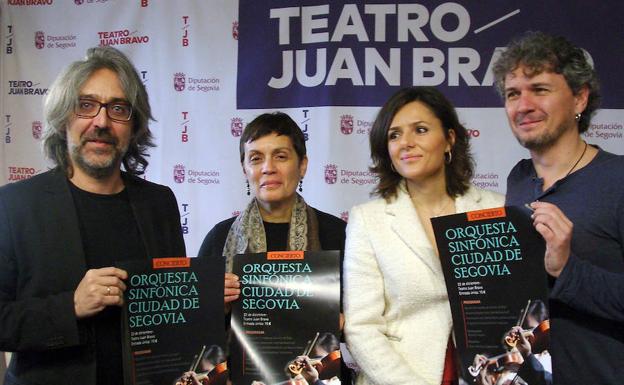 Los directores de la orquesta posan con la concejala Marifé Santiago y la diputada Sara Dueñas. /E.N.