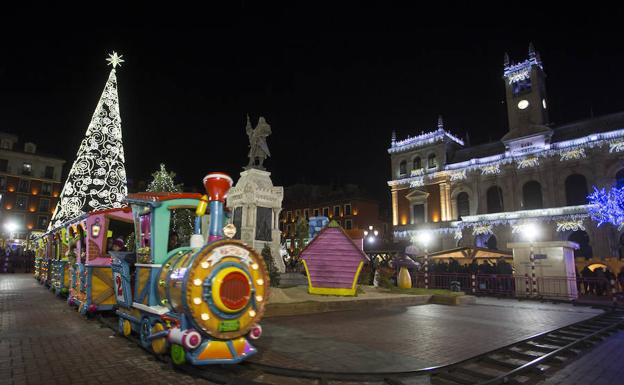 Ambiente navideño en la Plaza Mayor de Valladolid. /A. MINGUEZA