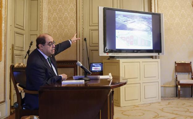 El concejal de Hacienda, Fernando Rodríguez, señala el monitor con la imagen de la actual base logística y el plano de la futura zona industrial anexa./MANUEL LAYA