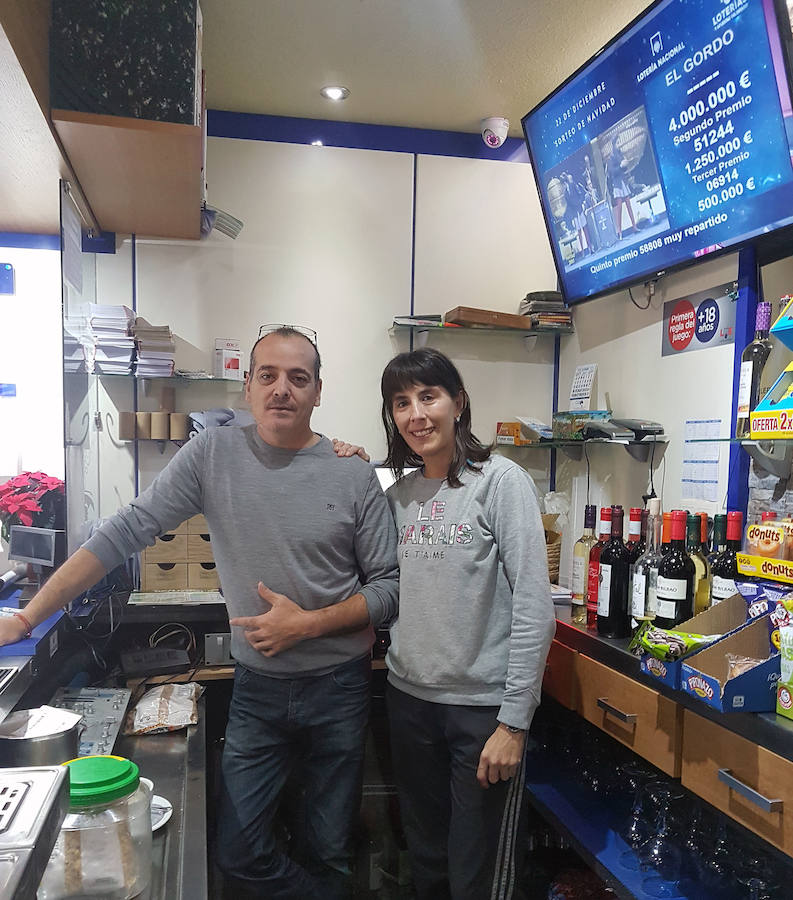 Nicolás Chamorro y Sonia Llorente, en el Bar La Aparecida./Q. Y.