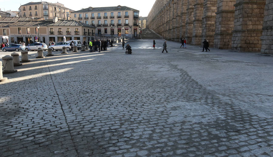 Nueva zona peatonal en el entorno del Acueducto./Antonio de Torre