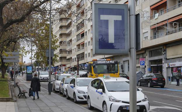 Taxis estacionados en una parada de la capital. /ANTORAZ