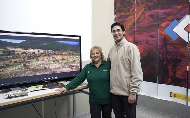 María José Pérez y Pablo de Bustos, educadores ambientales en la Casa del Parque de Las Batuecas-Sierra de Francia, ubicada en La Alberca./JESÚS FORMIGO (ICAL)