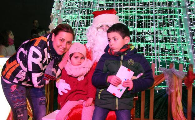 Dos niños, durante su visita a Santa Claus. /M.R.