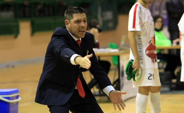 Diego Gacimartín da instrucciones en un partido disputado en el Pedro Delgado /Antonio Tanarro
