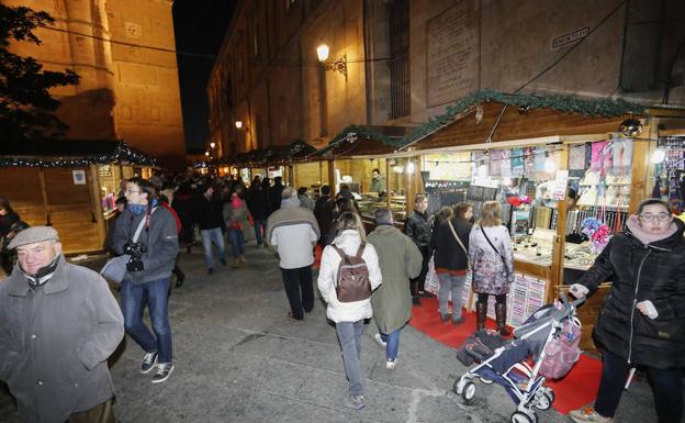 Casetas instaladas a lo largo de la plaza de Anaya./MANUEL LAYA