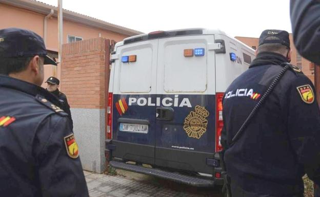 Un furgón policial durante el traslado de los jugadores./Efe