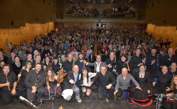 Carlos Núñez rodeado de los artistas y público del concierto ofrecido en El Espinar. /Pedro L. Merino