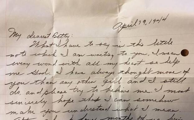 Encuentra una carta de amor de hace 73 años entre los muros de su casa