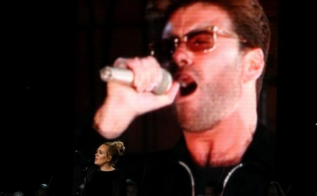 Adela canta en un homenaje al cantante George Michael. /Reuters