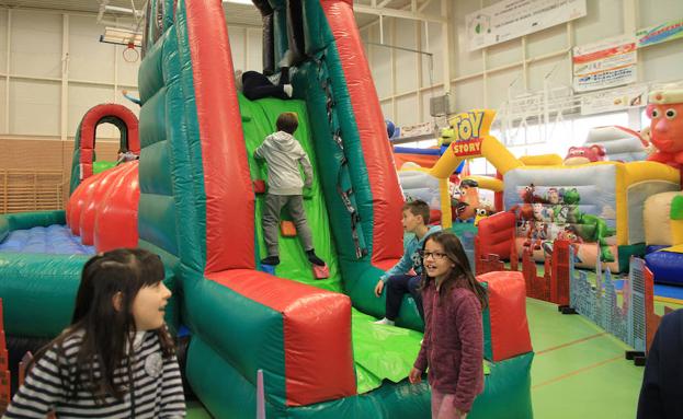 Niños se divierten en las instalaciones hinchables durante las primeras horas de Naviland, en el pabellón de San Cristóbal. /Antonio Tanarro