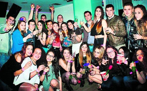 Clientes y personal del Wall Street brindan con champán y diferentes bebidas. /El Norte