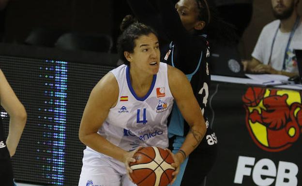 Nicholls se dispone a lanzar a canasta ante Estudiantes en la primera vuelta./FEB