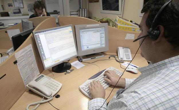 Un hombre atiende una terminal de teleasistencia. /El Norte