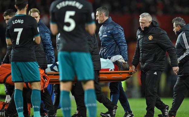Lukaku, mientras es trasladado en camilla./AFP