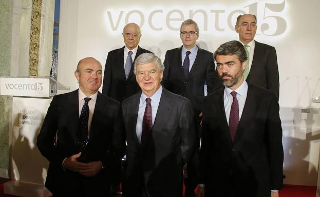 Al fondo, Francisco González, Pablo Isla e Ignacio Sánchez Galán; ante ellos, Luis de Guindos, Santiago Bergareche y Luis Enríquez.
