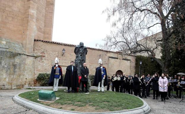 El alcalde y el recor de la Universidad, junto a la estatua de Unamuno./EFE
