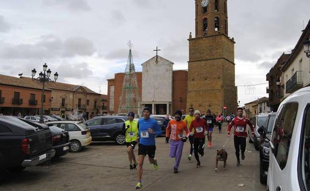 Los participantes en la San Silvestre corren por las calles de Mayorga./Miguel García Marbán