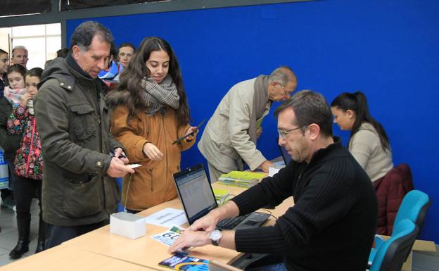 Varias personas formalizan su inscripción. /Antonio Tanarro