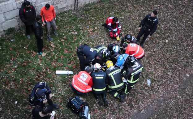 La mujer se ha precipitado desde una altura de unos cuatro metros/GIT
