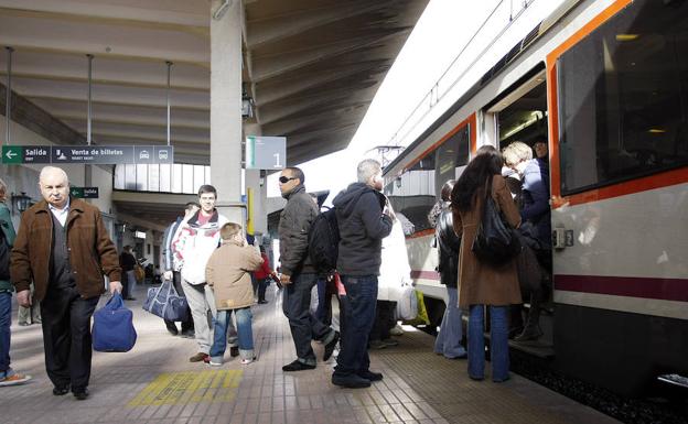 Un grupo de viajeros sube a un tren en la estación de Ávila./EL NORTE