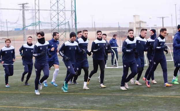 Los jugadores del CF Salmantino se ejercitan en el Tori. /MANUEL LAYA