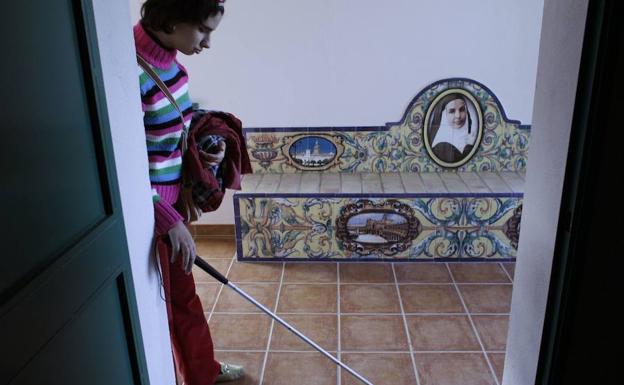 Una joven ciega camina por un pasillo. /Marcelo del Pozo (Reuters)