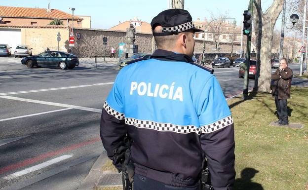 Un policía local vela por el tráfico en Padre Claret./A. de Torre
