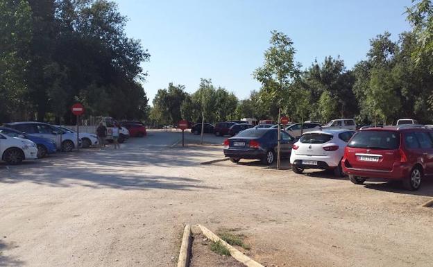 Aparcamiento en la zona del río donde se produjeron los daños en los vehículos./S. G.