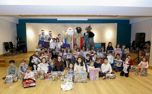 Algunos de los niños con los regalos entregados por los Reyes Magos./Manuel Laya