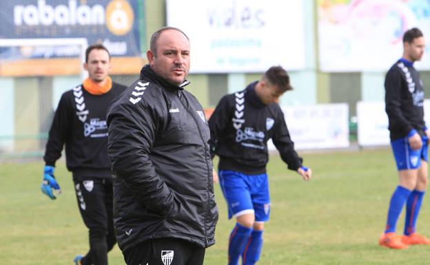 Abraham, durante el calentamiento del partido ante el Alcorcón B en La Albuera. /Antonio Tanarro