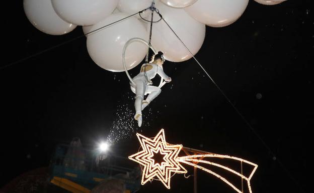 La acróbata trae la luz a la estrella de Belén, a la llegada de la Cabalgata a la Plaza Mayor. /Marta Moras