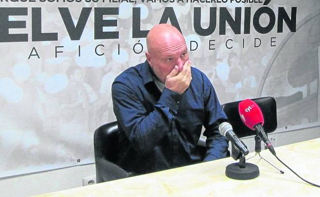 Calderé se frota la cara antes de la rueda de prensa. /WORD