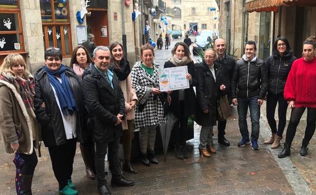 Comerciantes de la zona centro,que se alzó con el primer premio del concurso de decoración./S.G.