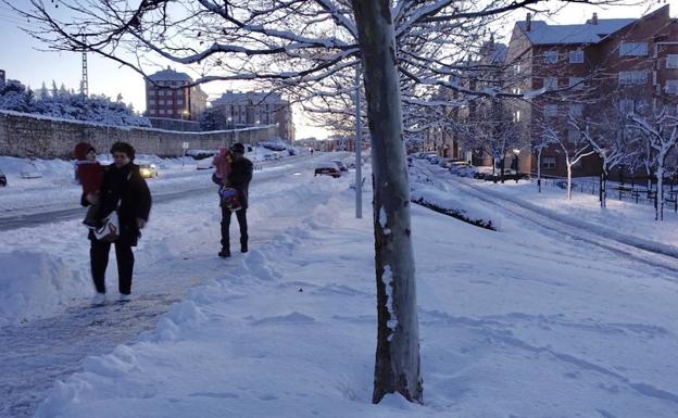 La nieve acumulada y las bajas temperaturas causan diversos problemas en la capital abulense. /ICAL
