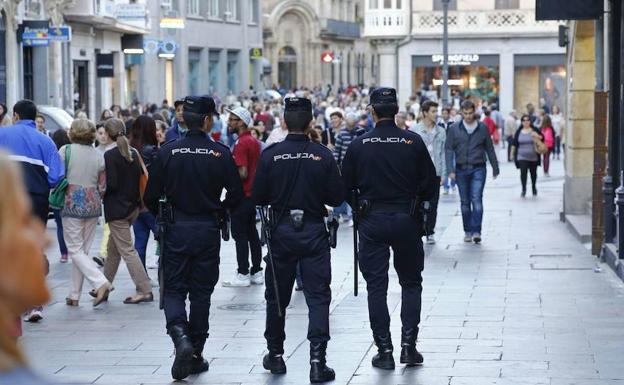 Agentes de la Policía Nacional patrullan por el centro de la ciudad./WORD