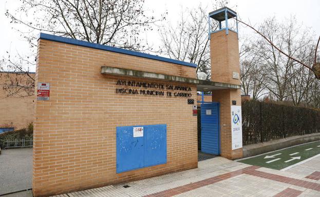 Acceso a las piscinas de Garrido. /LAYA
