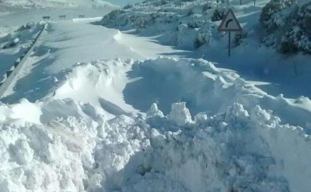 La carretera de Navalacruz (AV-P-415), cubierta de nieve./