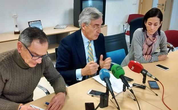 En la imagen, de izquierda a derecha Rubén Serrano, director del Plan Municipal de Nevadas, José Luis Rivas, alcalde de Ávila y Patricia Rodríguez, portavoz del equipo de Gobierno. /El Norte