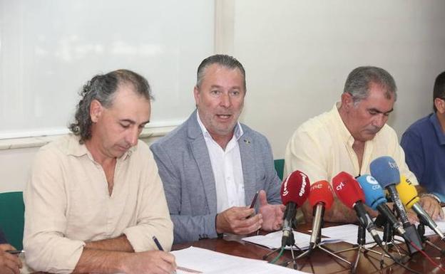 Las organizaciones profesionales agrarias Asaja, UCCL y UPA en Castilla y León formadas por (de I a D) Jesús Manuel González Palacín, Donaciano Dujo y Aurelio González. /EL NORTE