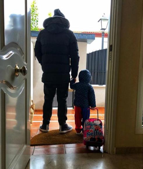 El Dj con su hija en la puerta de su casa.