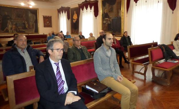 Técnicos y alcaldes, en la reunión de la CHD en Carrión. /César Ceinos