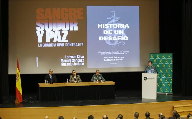 Un momento de la presentación ayer del libro ‘Sangre, sudor y paz’./LAYA