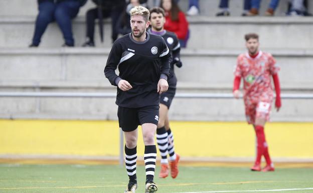 Diegto Abad, durante el amistoso ante el CD Guijuelo. /MANUEL LAYA