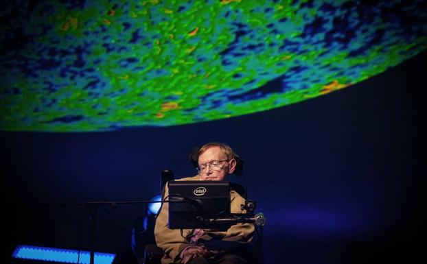 Hawking da una conferencia en el Festival Starmus que se celebró en Tenerife en 2014. /Desireé Martín (AFP)